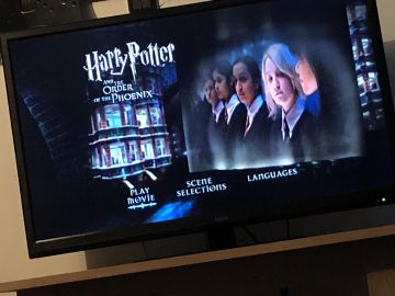 房间内电视放映着 哈利波特与魔法石。桌子上放着一个包裹